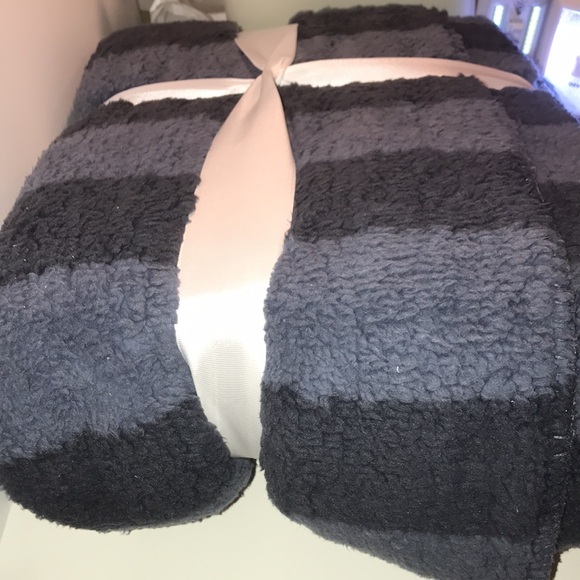 UGG Cora throw blanket NWT   PRICE IS FIRM - Picture 6 of 9